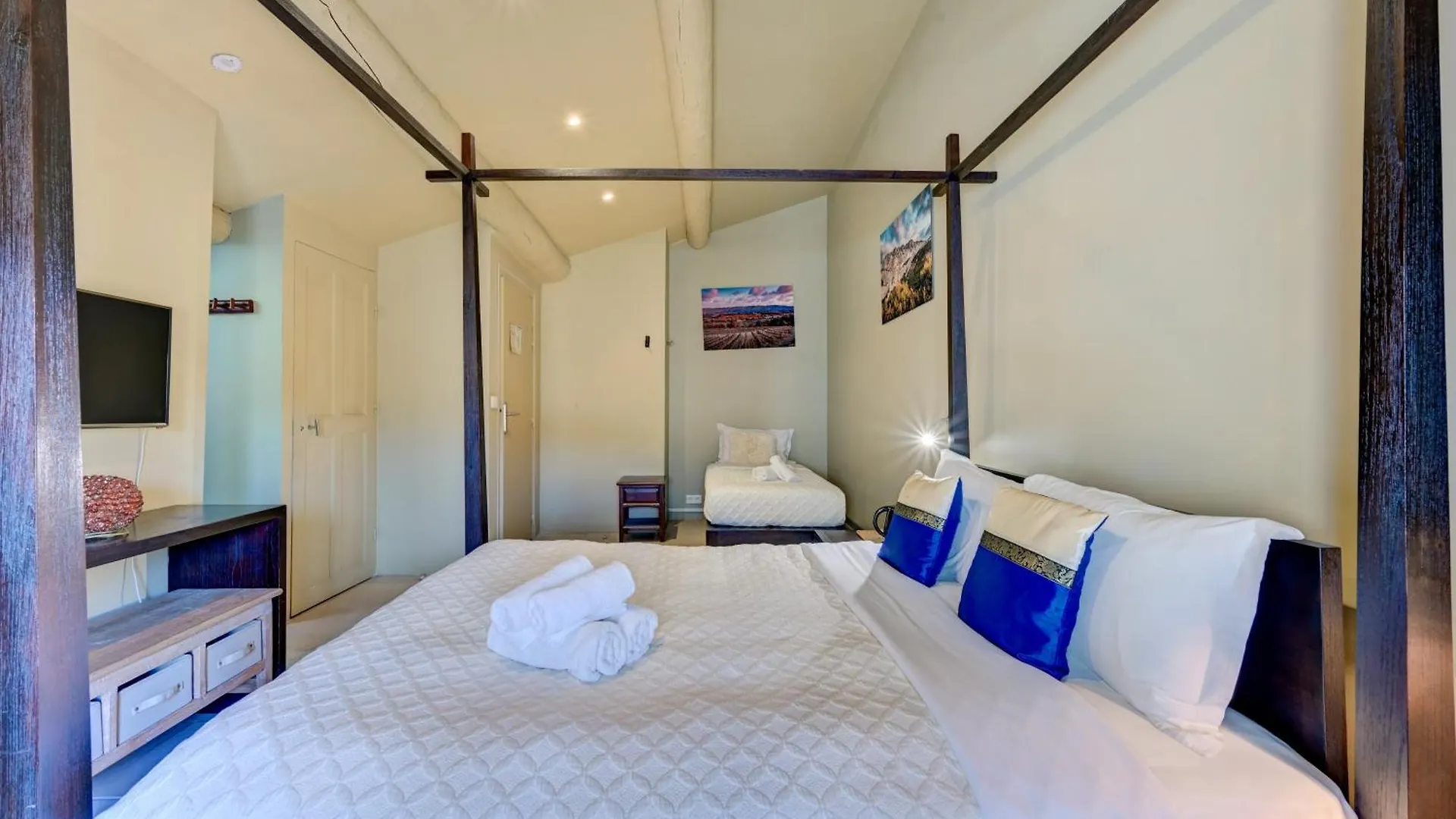 Hostellerie Le Paradou Lourmarin 2*,